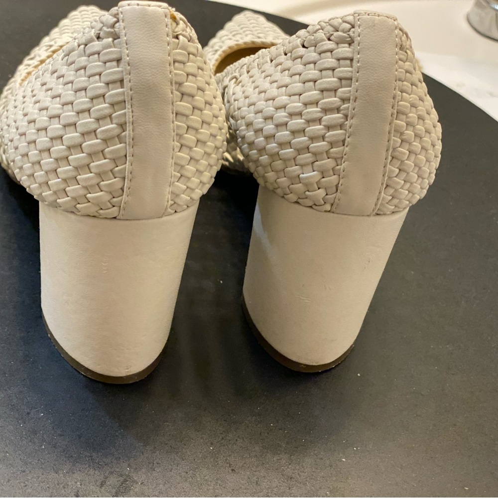 Marc Fisher Viviane woven off white women’s Size 6.5M excellent condition clean - Picture 6 of 7
